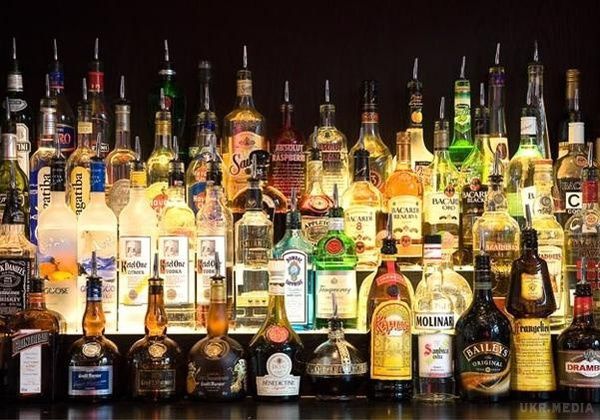 В Україні підняли ціни на алкоголь. З 3 грудня в Україні офіційно піднята мінімальна ціна на горілку, лікеро-горілчані вироби, віскі, ром, джин, коньяк і вина. 