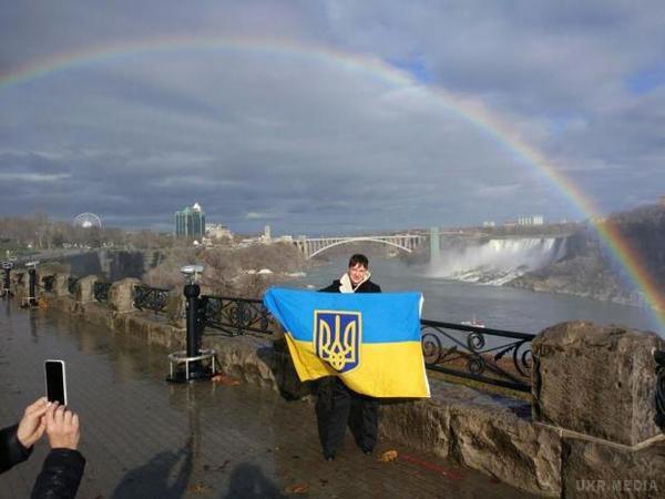 Нардеп Савченко показала вражаюче фото з українським прапором у Канаді. Колоритності світлині додають не тільки прапор та водоспад, а також і веселка, яка утворилась з бризків.