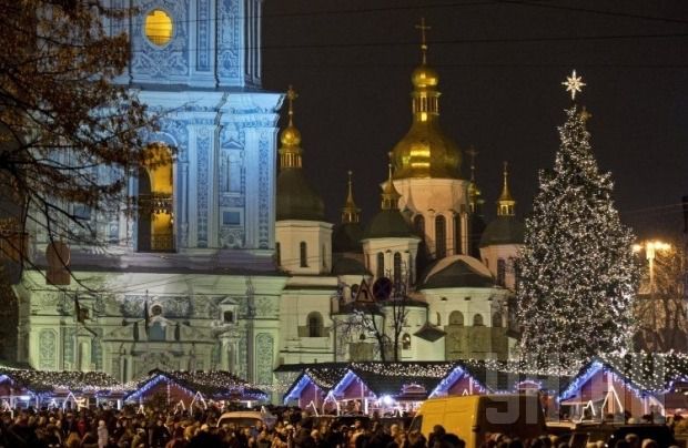 Стало відомо, коли запалять головну новорічну ялинку України. Відкривати головний символ Нового Року будуть сім'я президента та Святий Миколай.
