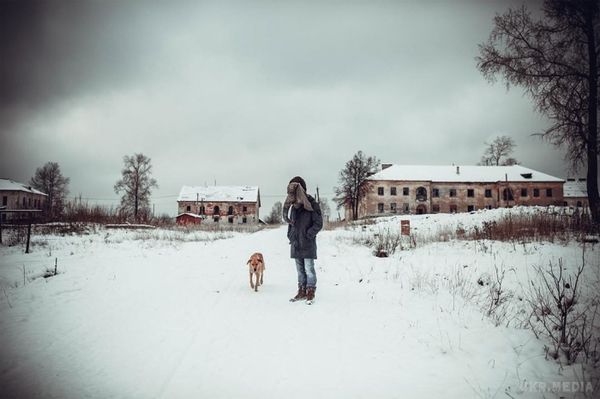 Очима слона смутком охоплена Росія (фото). Величезної популярності в соціальній мережі instagram набирає аккаунт росіянина, який в масці п'яного слона фотографується в найсумніших місцях Російської Федерації