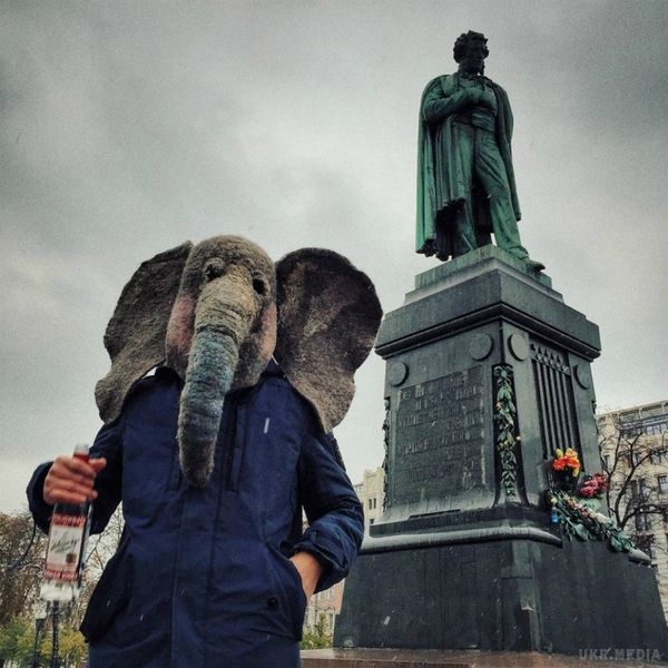 Очима слона смутком охоплена Росія (фото). Величезної популярності в соціальній мережі instagram набирає аккаунт росіянина, який в масці п'яного слона фотографується в найсумніших місцях Російської Федерації