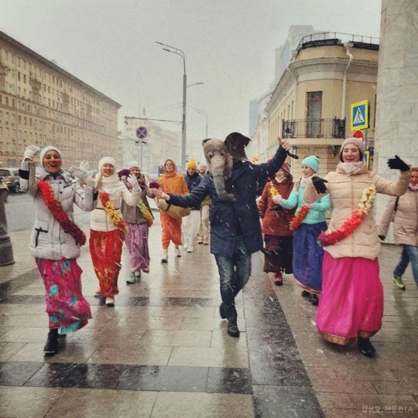 Очима слона смутком охоплена Росія (фото). Величезної популярності в соціальній мережі instagram набирає аккаунт росіянина, який в масці п'яного слона фотографується в найсумніших місцях Російської Федерації