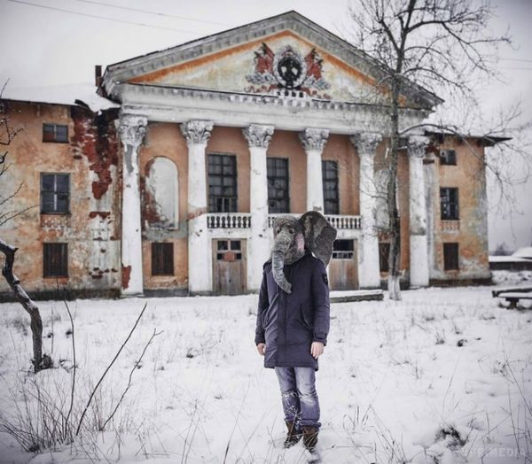 Очима слона смутком охоплена Росія (фото). Величезної популярності в соціальній мережі instagram набирає аккаунт росіянина, який в масці п'яного слона фотографується в найсумніших місцях Російської Федерації