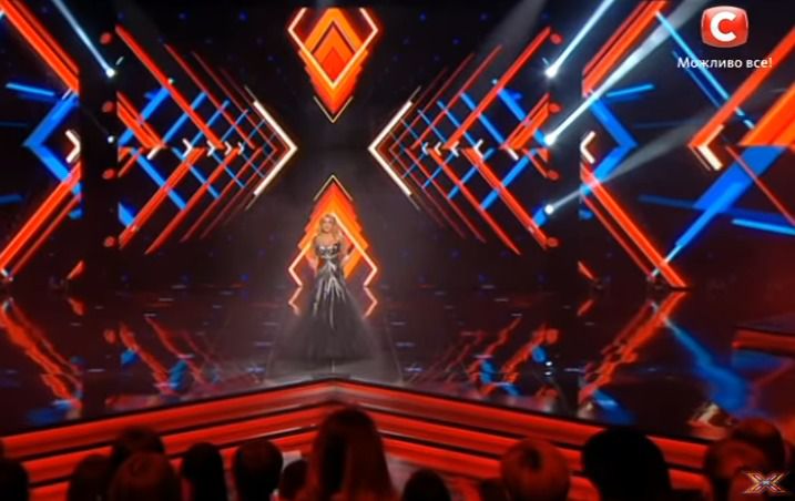 Розкішна сукня Марченко в ефірі Х-фактор-7 (фото). Телеведуча Оксана Марченко відома своїми дивовижними нарядами, які вона демонструє під час ефірів талант-шоу X-фактор на СТБ.