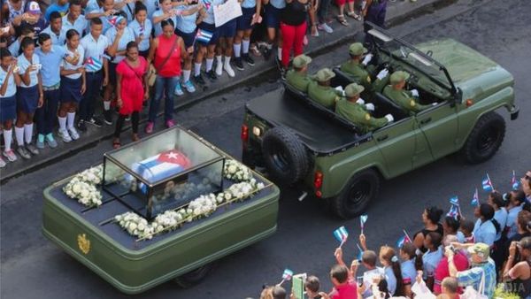 Фіделя Кастро ховають на Кубі. Президент Куби Рауль Кастро провів церемонію прощання зі своїм покійним братом Фіделем у місті Сантьяго, пише BBC