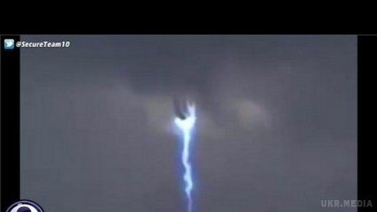 Зліт незвичного НЛО зняли на відео у США. Один із мешканців Аризони оприлюднив ролик із дивним об'єктом, який підіймається із землі у небо.
