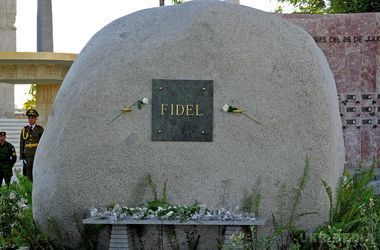 На Кубі відкрили доступ до могили Фіделя Кастро. Підійти до місця, де покоїться легендарний революціонер, можна буквально на хвилину.