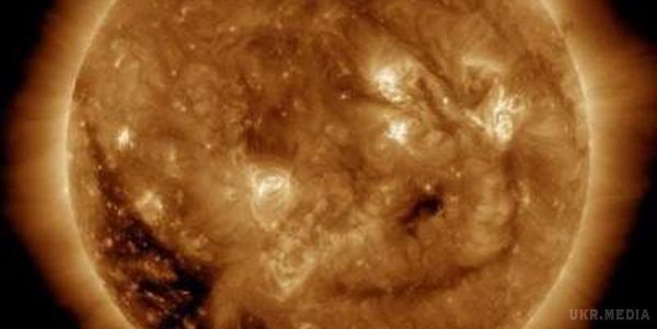 Вчені агентства NASA показали унікальний знімок Сонця. Наукові працівники організації NASA змогли зафіксувати "усміхнене Сонце.