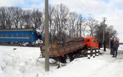 У Хмельницькій області пасажирський поїзд врізався в КамАЗ. Інцидент стався на нерегульованому переїзді.
