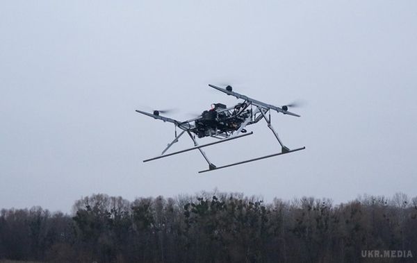 В Україні провели перші тестові польоти потужного мультикоптера(відео). Розробники запевняють, що дрон може використовуватися в якості носія різноманітного озброєння