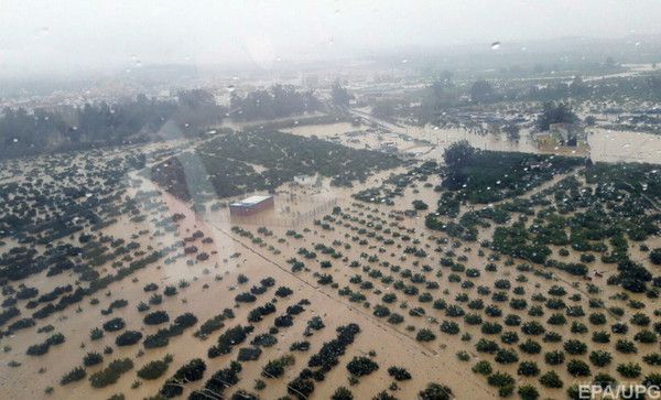 Жахливі зливи обрушилися на Іспанію (фото). Повінь руйнує все навколо і вбиває жителів.