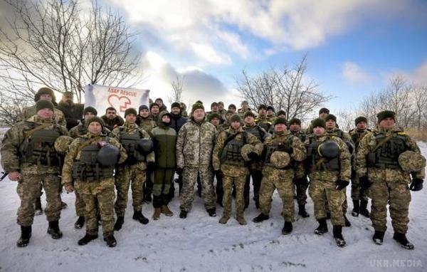 Петро Порошенко проінспектував позиції сил АТО на передовій (фото, відео). Президент привітав військовослужбовців з 25-ю річницею ЗСУ і вручив їм державні нагороди.