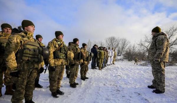Петро Порошенко проінспектував позиції сил АТО на передовій (фото, відео). Президент привітав військовослужбовців з 25-ю річницею ЗСУ і вручив їм державні нагороди.