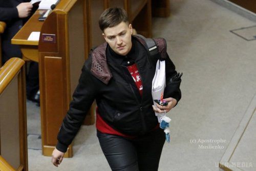 Надія Савченко проігнорувала діловий етикет в Раді (фото). Народний депутат прийшла на засідання в джинсах і яскравому светрі.