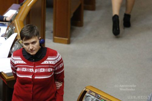 Надія Савченко проігнорувала діловий етикет в Раді (фото). Народний депутат прийшла на засідання в джинсах і яскравому светрі.