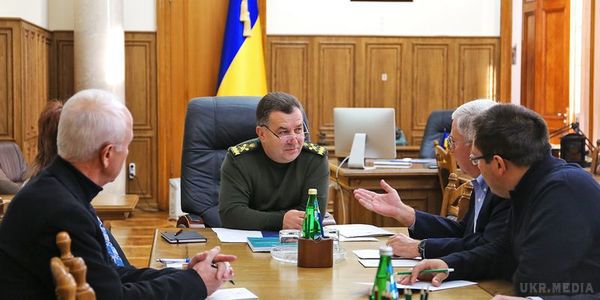 Полторак зустрівся з іноземними стратегічними радниками. Степан Полторак зазначив, що консультативна допомога зарубіжних партнерів - особливо важлива в рамках реформування оборонного відомства.