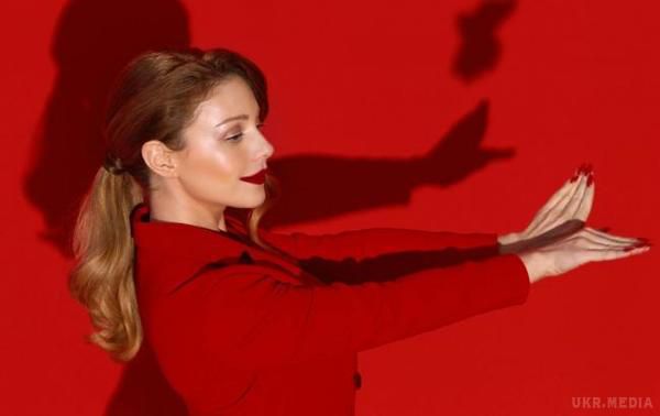 Перечекати: Тіна Кароль здивувала естетичним "червоним" кліпом. Українська співачка презентувала нову відеороботу на пісню "Перечекати" Тіна Кароль представила свій новий кліп на пісню "Перечекати". 