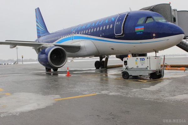 Аеропорт "Бориспіль" через негоду призупинив обслуговування рейсів, "Жуляни" змінюють розклад. Обслуговування припинено через складні метеорологічні умови і крижаний дощ.