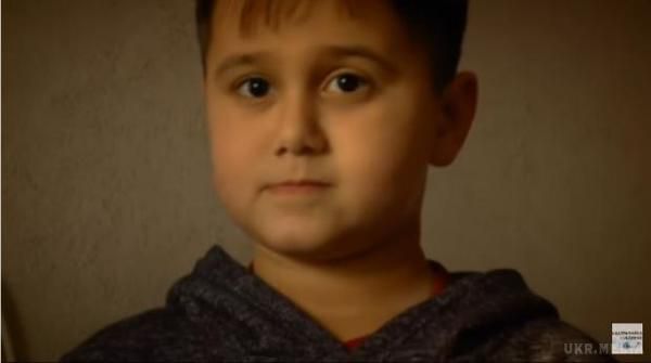  За рішенням суду 8-річну дитину силоміць відправили батьку до Туреччини проти волі хлопчика (відео). Соціальні служби, як завжди, не допомогли, і багатий чоловік вплинув на суддю, аби вона винесла рішення саме на його користь.