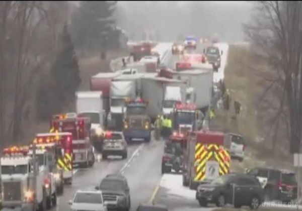 У США з-за снігу зіткнулися 50 авто (відео). Як мінімум 19 людей постраждали.