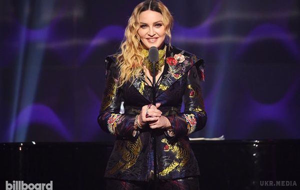 Журнал Billboard визнав Мадонну жінкою року. Мадонна на церемонії вручення премії пообіцяла продовжити боротьбу за рівноправність статей.