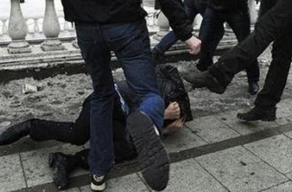 У Харкові по-звірячому побили поліцейського. Поліцейський отримав 15 ударів по голові. 