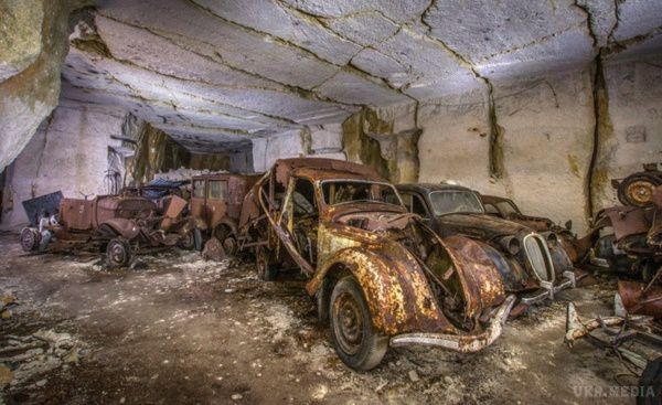 У Франції  виявили десятки раритетних авто, схованих ще на початку Другої світової (фото). Бельгійський дослідник виявив в підземній каменоломні у Франції десятки автомобілів 1930-х років випуску
