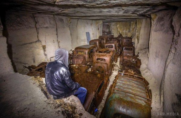 У Франції  виявили десятки раритетних авто, схованих ще на початку Другої світової (фото). Бельгійський дослідник виявив в підземній каменоломні у Франції десятки автомобілів 1930-х років випуску