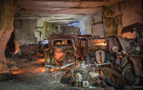 У Франції  виявили десятки раритетних авто, схованих ще на початку Другої світової (фото). Бельгійський дослідник виявив в підземній каменоломні у Франції десятки автомобілів 1930-х років випуску