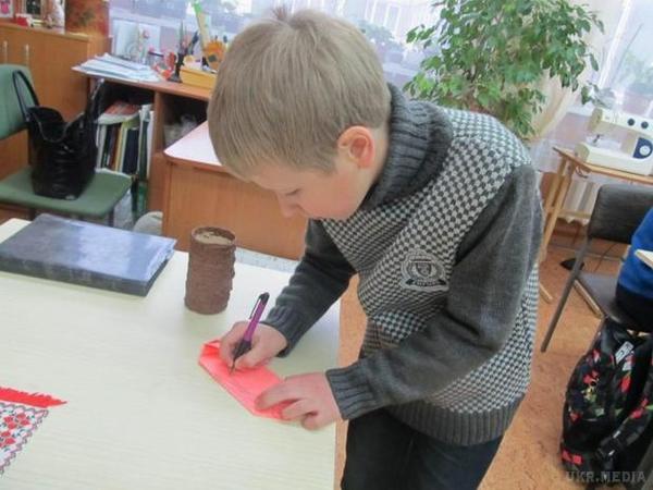 Наймолодший вчитель в Україні – 12-річний житель Дніпра потрапив у Книгу рекордів. Денис Гаркуша, самий юний учитель в Україні, потрапив в Книгу рекордів країни. Школяру з Дніпра всього 12 років, але він вже викладає для дорослих і дітей.