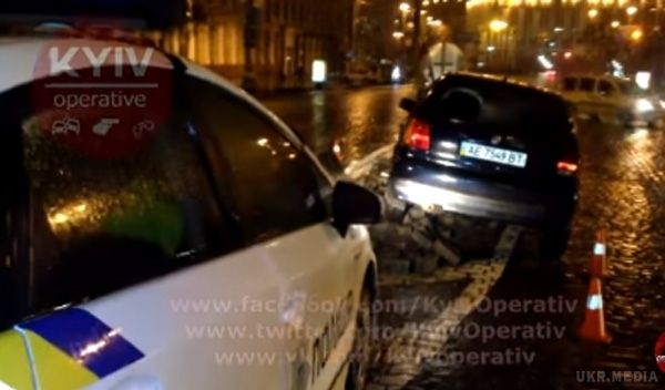 Учора в Києві  автівка влетіла у пам'ятник героям Небесної сотні(відео).  Причиною невдалого маневру стало те, що іномарку "підрізала" невідома машина,