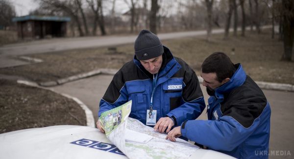 Спостерігачі ОБСЄ помітили російських військових під Маріуполем. Двоє з чотирьох озброєних пасажирів автомобіля з російськими номерами виявилися громадянами РФ.