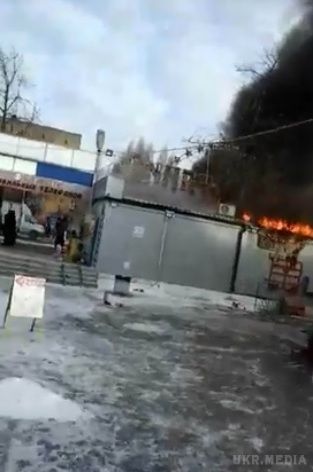 У Борисполі сталася масштабна пожежа на ринку. У місті Бориспіль на Київщині у вівторок, 13 грудня, сталася масштабна пожежа в кіосках на ринку "Зоряний" (вул. Київський Шлях).