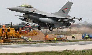 Турецький винищувач F-16 розбився під час посадки. Винищувач турецьких ВПС розбився на південному сході країни після тренувального польоту.