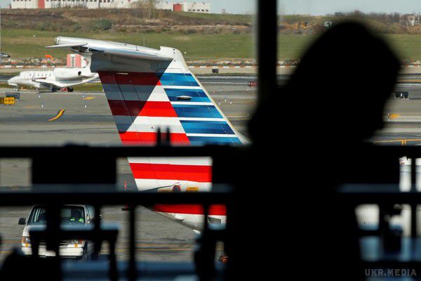  З-за загрози вибуху бомби на борту, літак Lufthansa екстрено сів в аеропорту Нью-Йорка - ЗМІ. Літак авіакомпанії Lufthansa, який летів з американського Х'юстона у Франкфурт, екстрено сів в аеропорту Джона Кеннеді в Нью-Йорку з-за загрози вибуху бомби на борту.