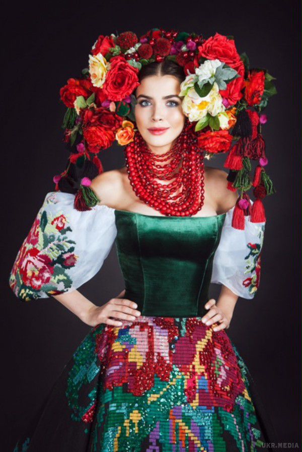Міс Україна-Всесвіт 2016 представила національний костюм. За багаторічною традицією самий красивий костюм отримує спеціальний приз від оргкомітету Міс Всесвіт.