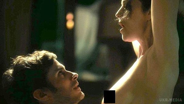 Моніка Беллуччі знялась в еротичній сцені в американському серіалі "Моцарт в джунглях". Моніка оголила бюст, зобразивши на екрані любовну пристрасть з героєм Гаеля Гарсіа Берналя. 
