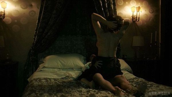 Моніка Беллуччі знялась в еротичній сцені в американському серіалі "Моцарт в джунглях". Моніка оголила бюст, зобразивши на екрані любовну пристрасть з героєм Гаеля Гарсіа Берналя. 