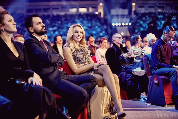 Оля Полякова прокоментувала свій шикарний наряд: "Живіт не голий". Суперблондинка для премії M1 Music Awards вибрала сукню від Анни Бублик.