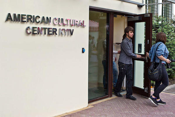 Посольство США в Києві відкрила цікаву вакансію. Посольство США в Києві відкрила нову вакансію. В "Американський дім" потрібен помічник по роботі з відвідувачами. Резюме в культурному центрі приймаються до 16 грудня.