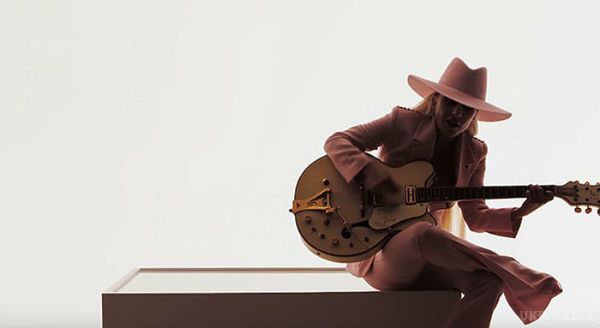  Леді Гага випустила новий кліп — і знову про кохання і розставання (фото, відео). Леді Гага (Lady Gaga) представила ще один кліп з свого нового альбому Joanne. Відео на пісню Million Reasons - це продовження однієї історії — кліп починається саме з того місця, з якого закінчується попередній кліп Perfect Illusion. «Perfect Illusion переходить прямо в цю історію...