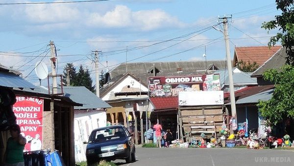 Як живуть люди по різні сторони кордону? Одне село на дві країни. У закарпатському селищі Малі Селменці, яке знаходиться в 20 кілометрах від Ужгорода, українську мову чути зрідка. 