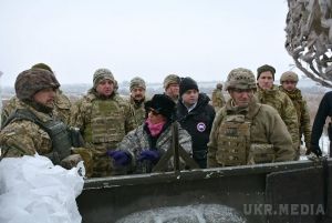 Командувач НАТО особисто перевірив, наскільки ефективно українці використовують американську військову техніку на Донбасі. Головна мета поїздки значилася як загальне ознайомлення з положенням справ на лінії розмежування.