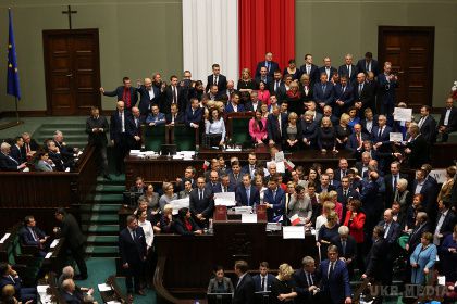У Варшаві протестувальники заблокували виходи з парламенту. Протестувальники перекрили всі виходи з польського парламенту у Варшаві. 
