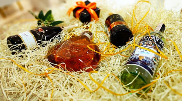 5 обов'язкових напоїв для новорічного столу в рік Півня. Добірка з 5 кращих напоїв для новорічного столу від Андрія Французова, сомельє WINETIME.