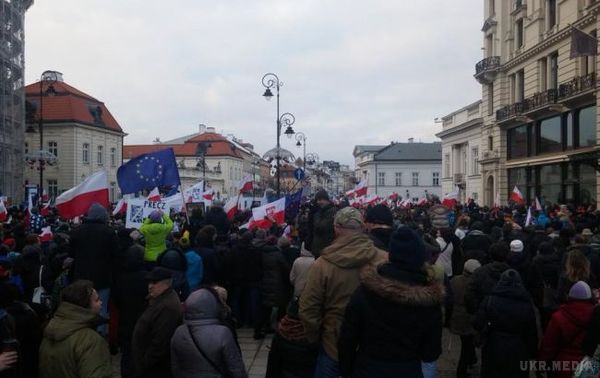 Протести у Польщі: поліція допомогла Качинському покинути Сейм. Правоохоронці застосували силу й відтіснили протестувальників.