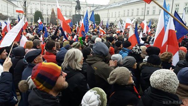 У Польщі опозиція відновила масові протести. Протести під Сеймом Польщі продовжилися у Варшаві