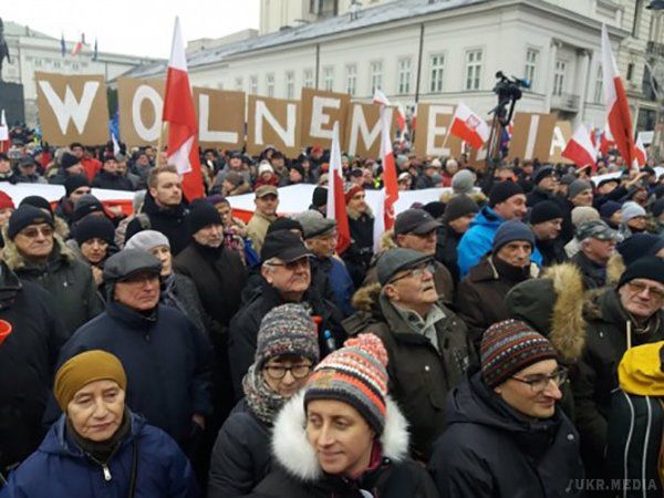 У Польщі опозиція відновила масові протести. Протести під Сеймом Польщі продовжилися у Варшаві