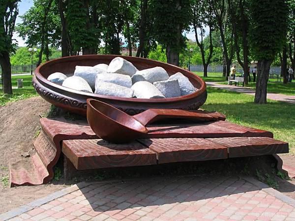 Полтавські галушки з курячою підливою (фото). Хто був у Полтаві,то бачив єдиний у світі пам'ятник галушці, відкриття якого було у річницю з дня народження Гоголя. 