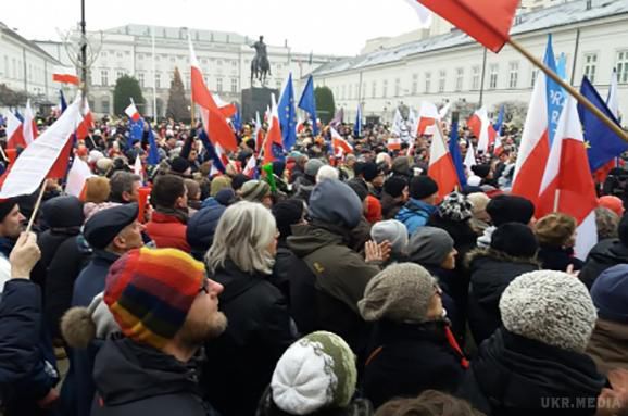 До Варшави з усієї Польщі в неділю, 18 грудня, прибуде близько 500 працівників поліції. Опозиційний мітинг триває у Варшаві з п'ятниці.